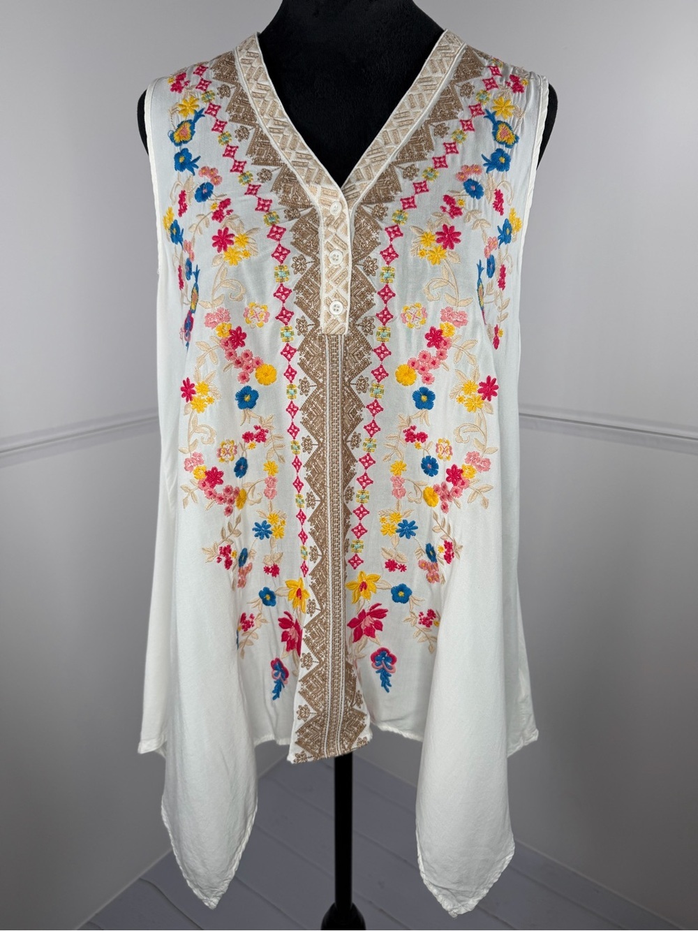 Andree by Unit White Embroidered Floral Sleeveless Tunic Top Size Medium